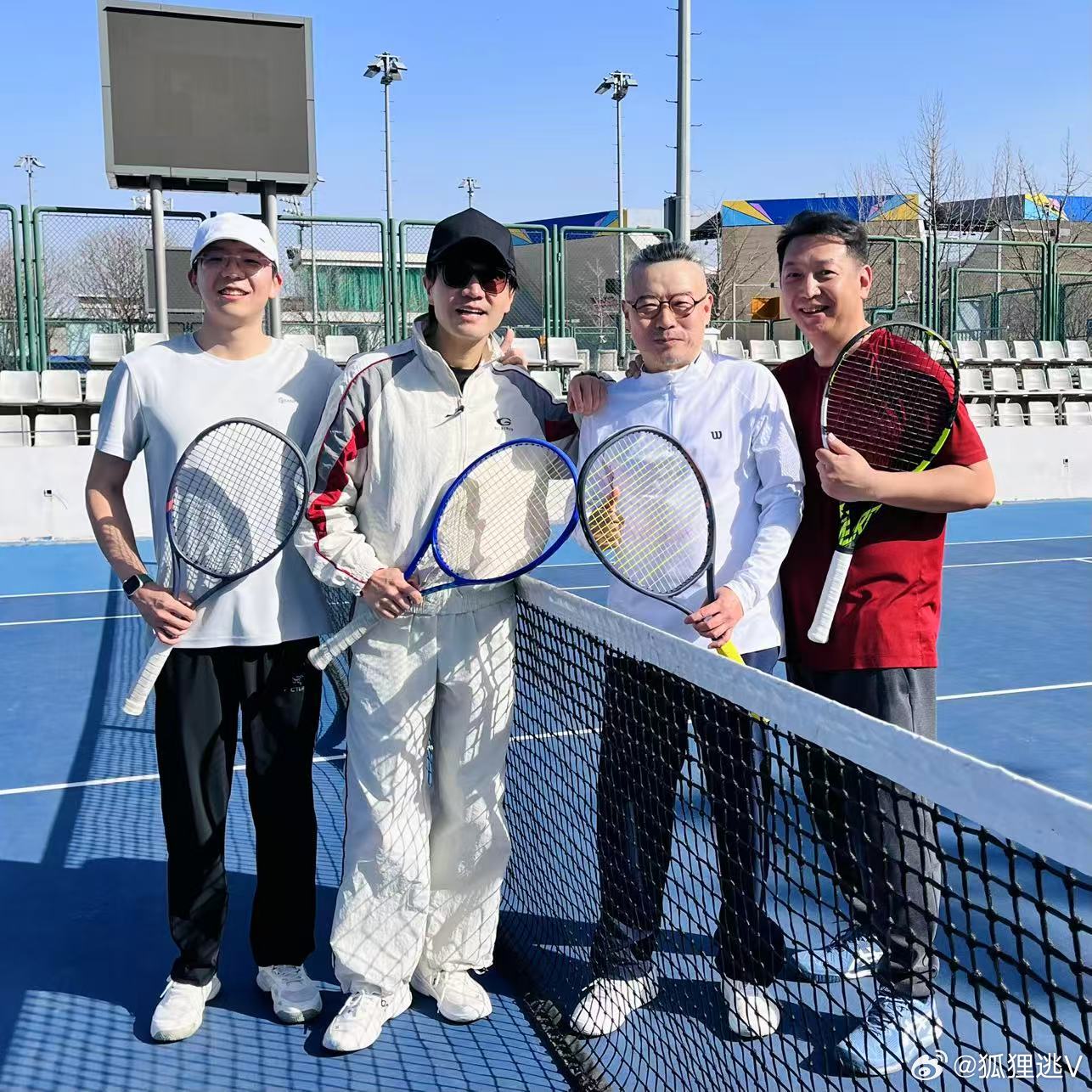 今天北京天气晴好，暖和，没风。今日一练安排在中网室外C场，是今年室外第一练，给W