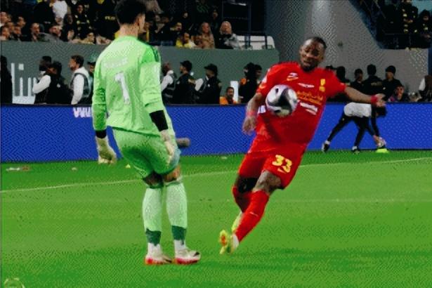 C罗进球，利雅德胜利1：2输球。看了守门员这离奇失误，谁看谁不恼火，你叫C罗怎么