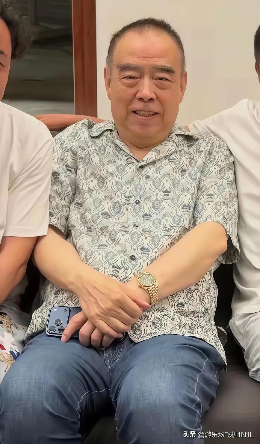 74岁的陈凯歌，
现在算是活明白了。

他在三亚大房子里住着，守着陈红，过着看海