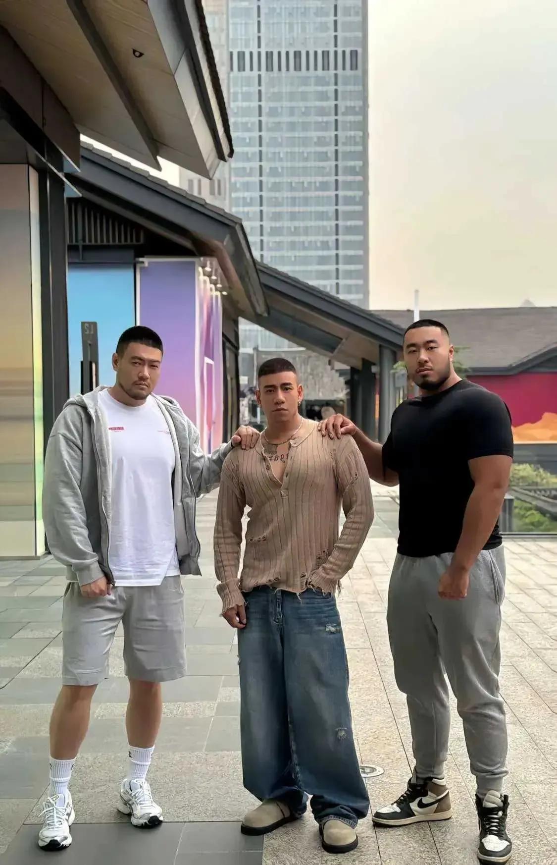 这样的肌肉男我们宁可不要！
络腮胡圆脸，标配啊！
听说他们从没有便秘过！