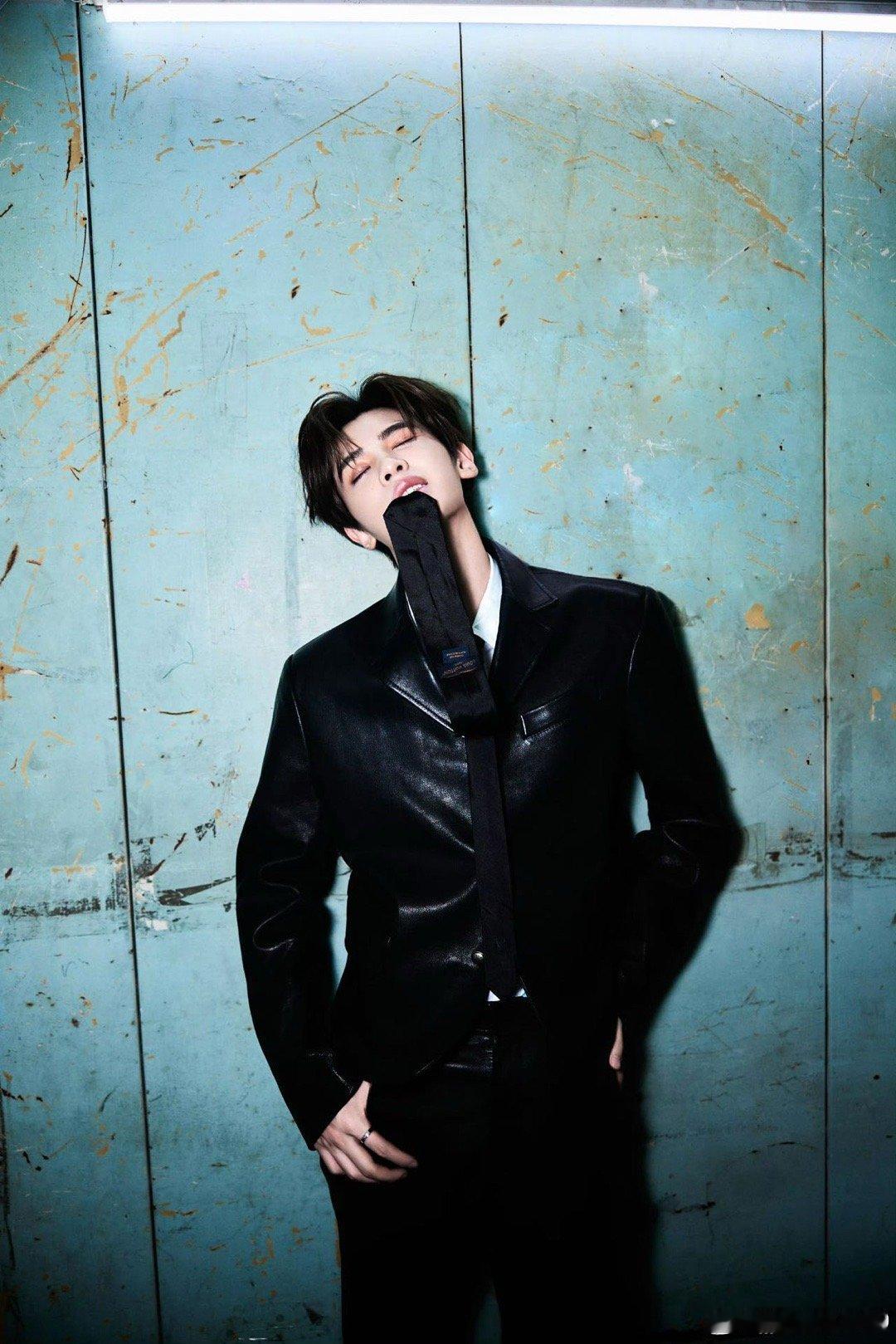 在黄明昊的视觉叙事中，光影成为最动人的诗篇。 