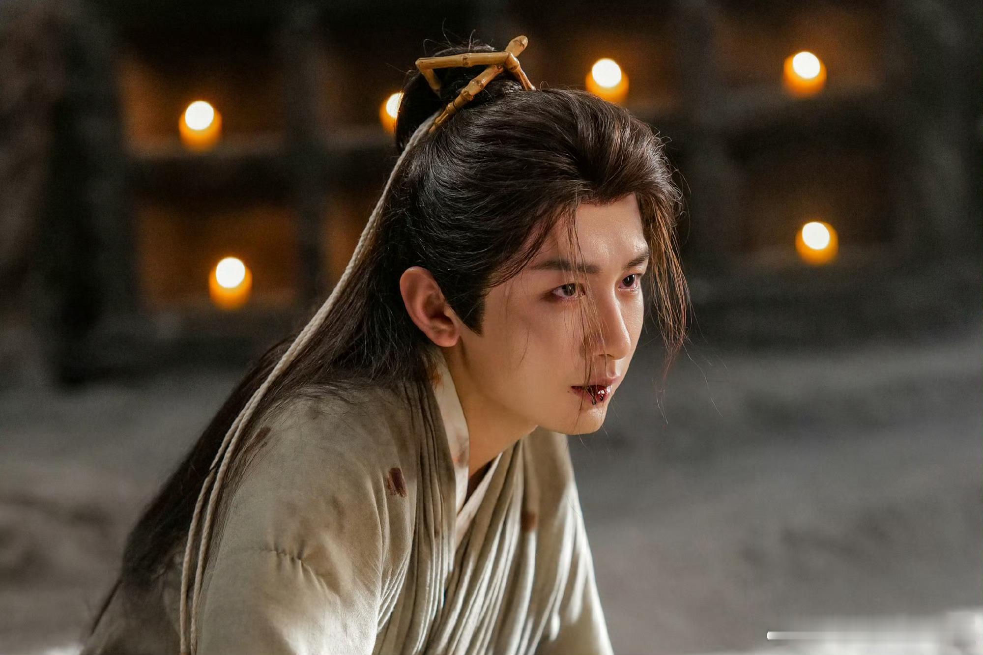 cy他那双眼，宛如深邃的湖泊，倒映着坚定与智慧；他那笑容，仿佛春天的微风，融化了