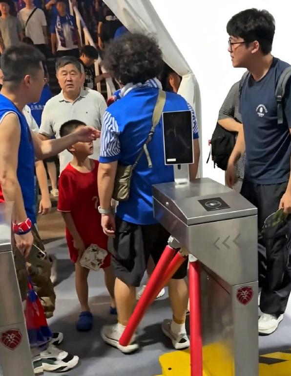 申花球迷果然是发挥稳定。
18日晚上申花主场0:3输给北京国安之后，在球场出口，