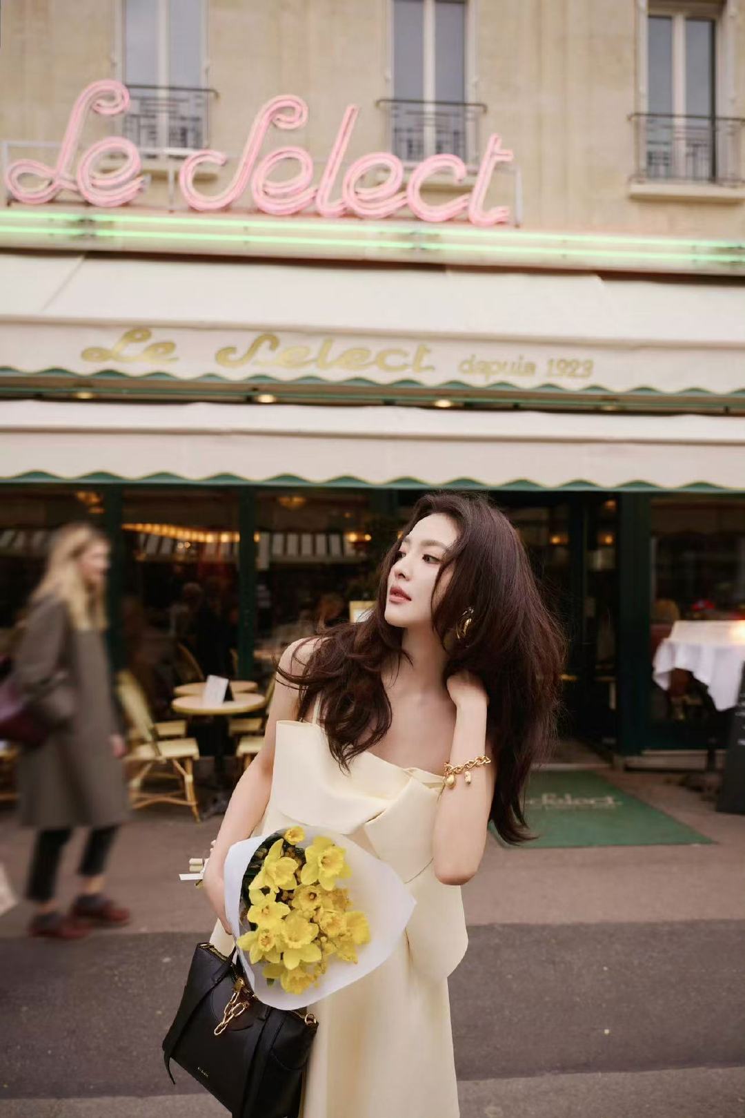 章若楠黄色蝴蝶结吊带裙章若楠身前的蝴蝶 章若楠黄色蝴蝶结吊带裙有，白到发光啦～ 