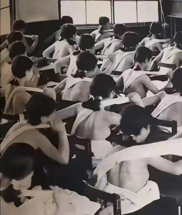 1938年日本那组高中生赤身接受军国主义熏陶的老照片，看着真让人触目惊心。这哪是