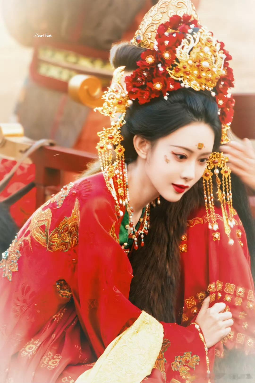 只有孟子义这种明艳级别美貌才能压得住这么华丽的妆发！