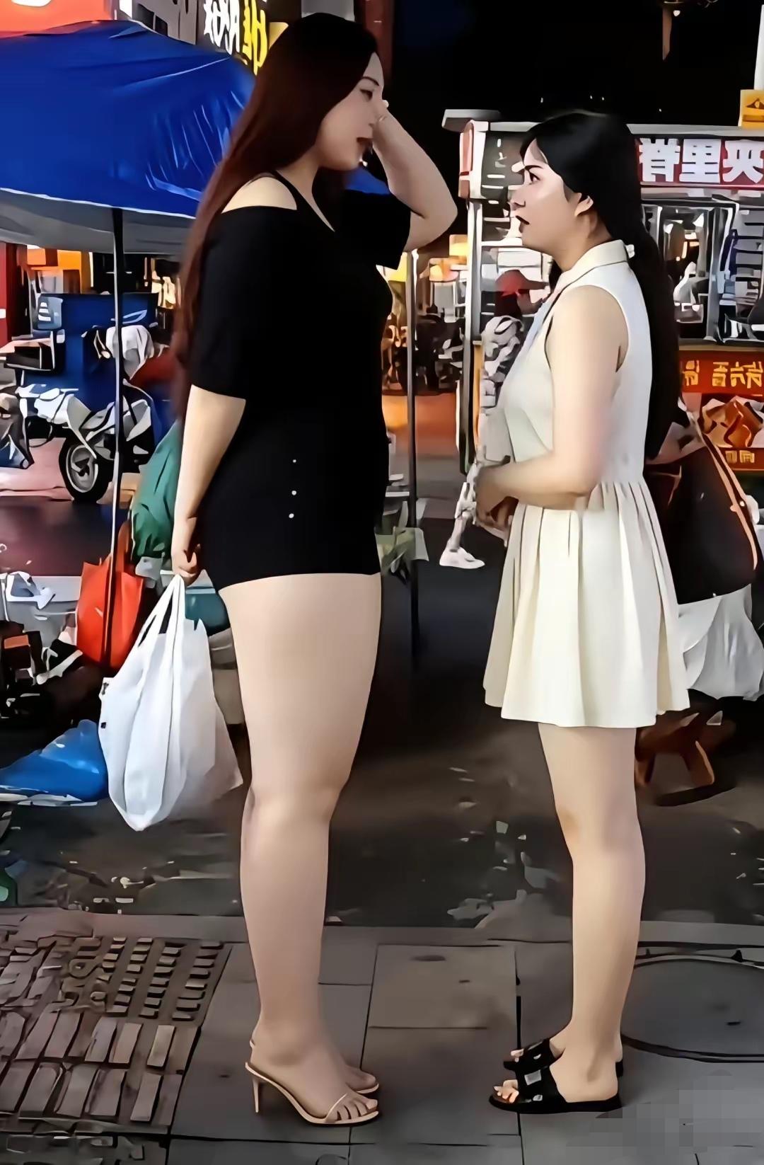 这样的两个美女你喜欢哪一款
