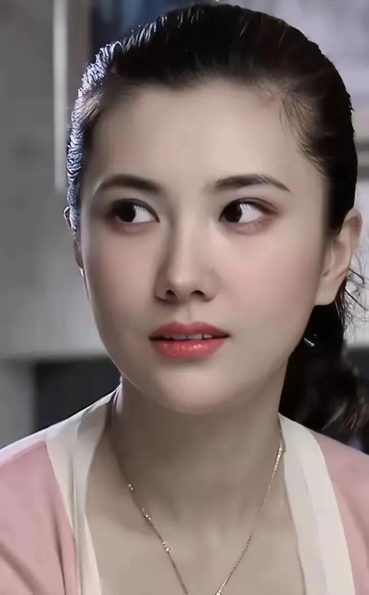 她出演的“苏萌”的角色是独树一帜，身上有着一种天然的美，让人过目难忘，这样的颜值