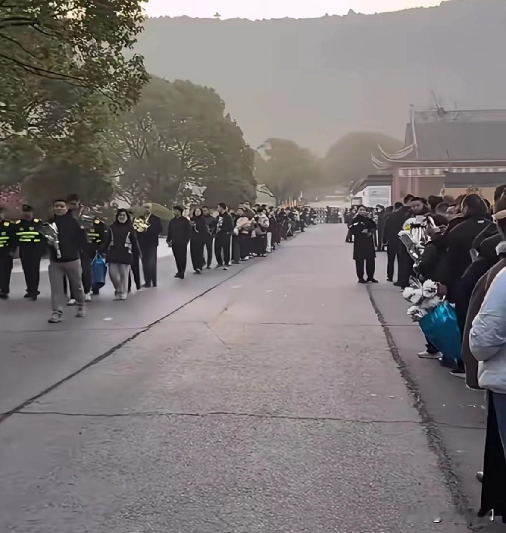 寒门路本窄，先生拓三尺。

     这应该是民众自发排队去送他最后一程的原因，