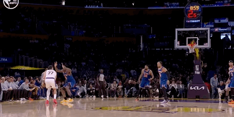 东契奇，24秒压哨的单脚后仰三分，这也进？ 尼克斯vs湖人