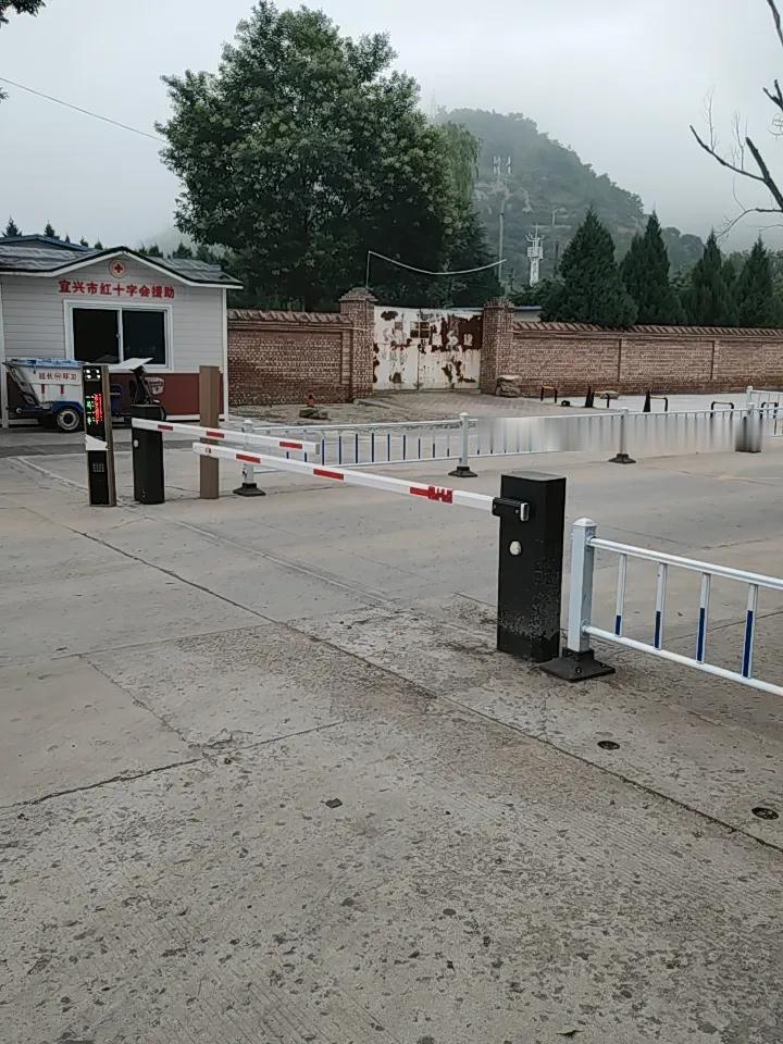 延长县槐里坪特来电充电站，距离充电桩50米设置了门禁。严重占用了公共资源，希望有