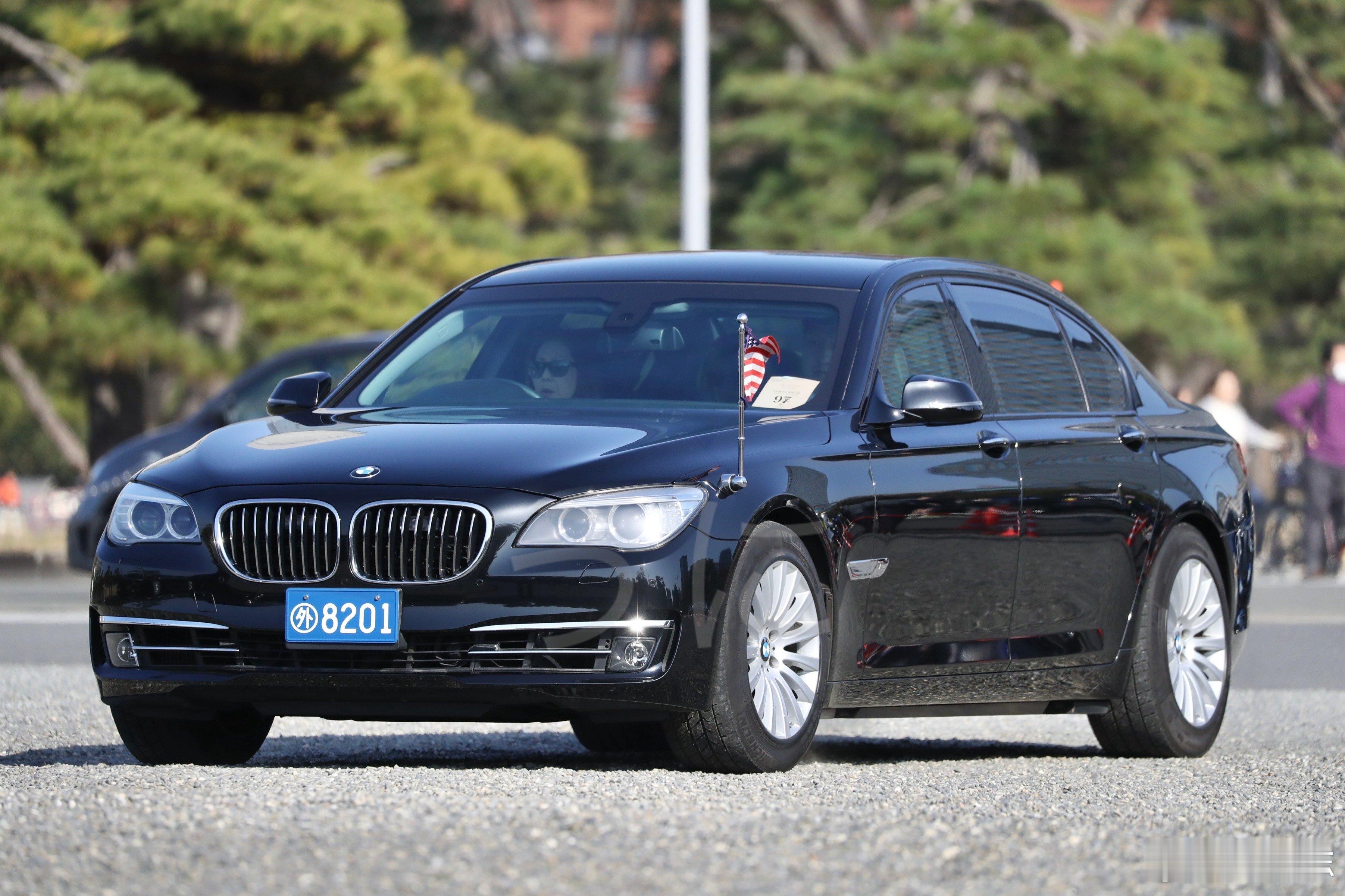 型车街拍 美国驻日大使的座驾：宝马7系防弹版。虽然外形看着像F01/F02世代普