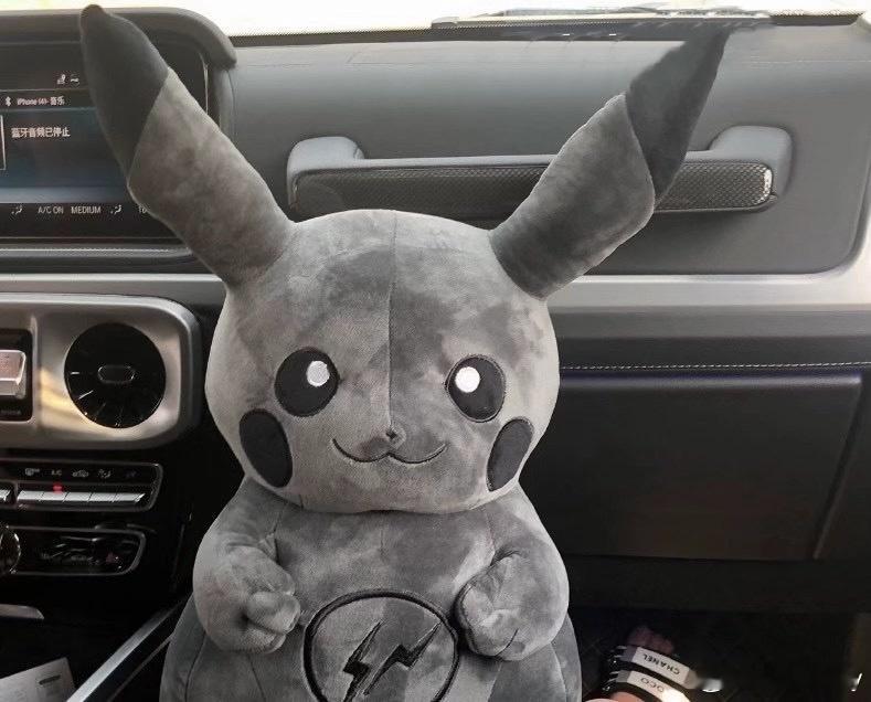 昨天晚上睡觉之前肯定不小心按到了静音键，然后一不小心不静音了，早上耳边一直传来新