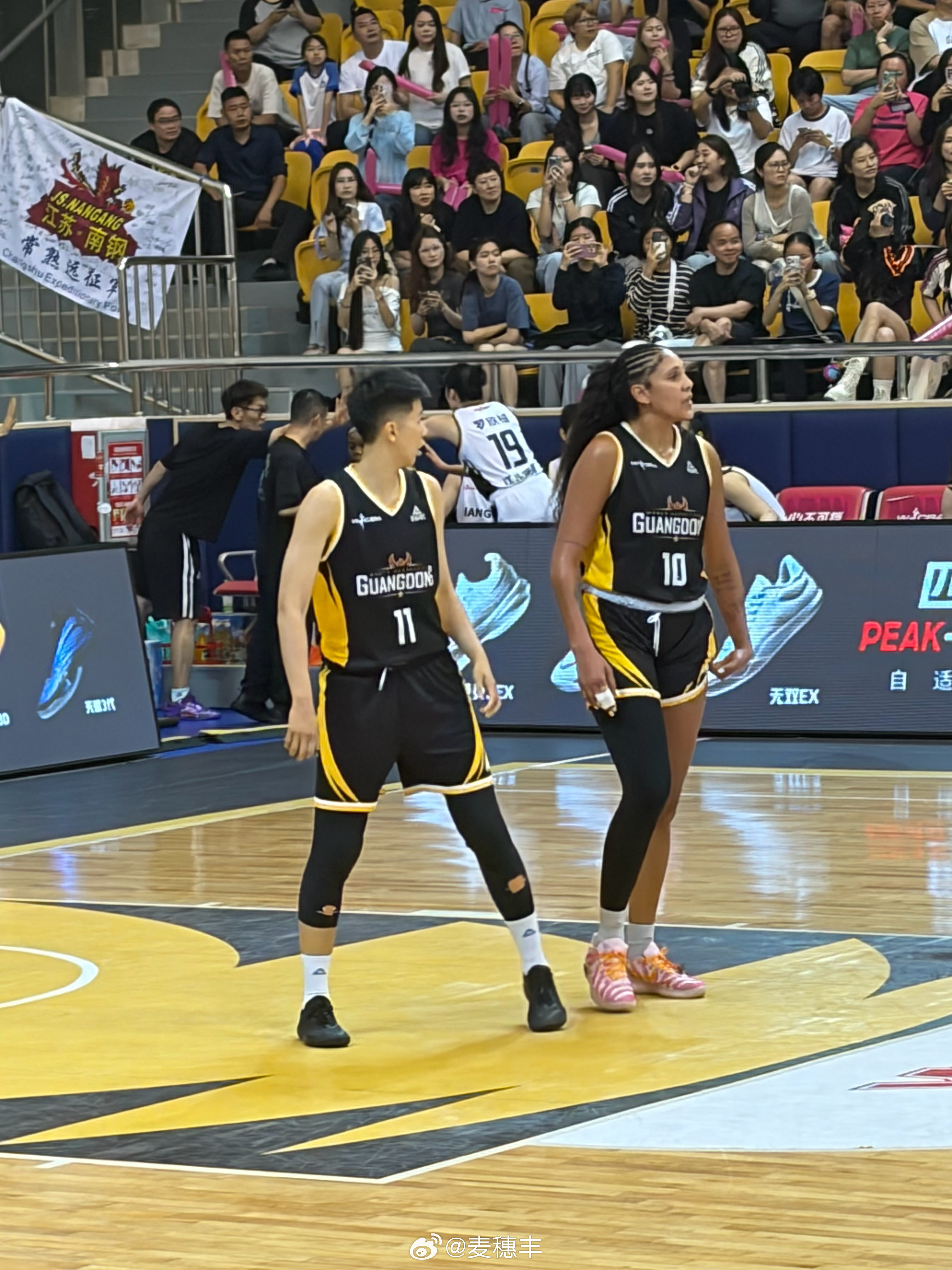 主教练黄思静披挂上阵。广东女篮vs江苏女篮wcba季后赛黄思静 东莞·大朗体育馆