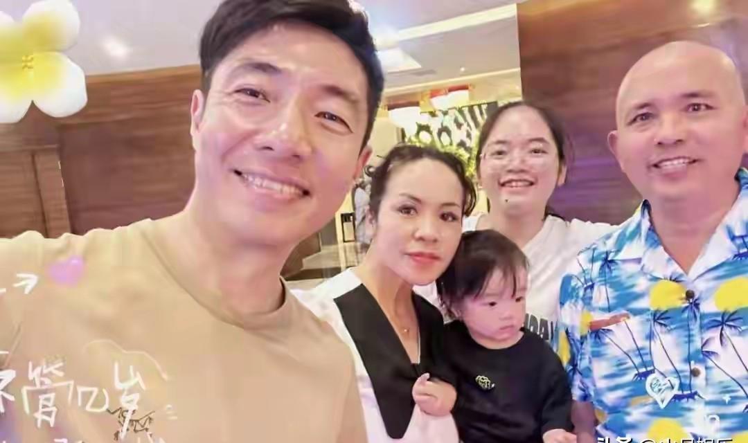 撒贝宁带着洋妻和龙凤胎三亚度假，被网友偶遇拍到。
照片里他穿土黄T恤配牛仔裤，状