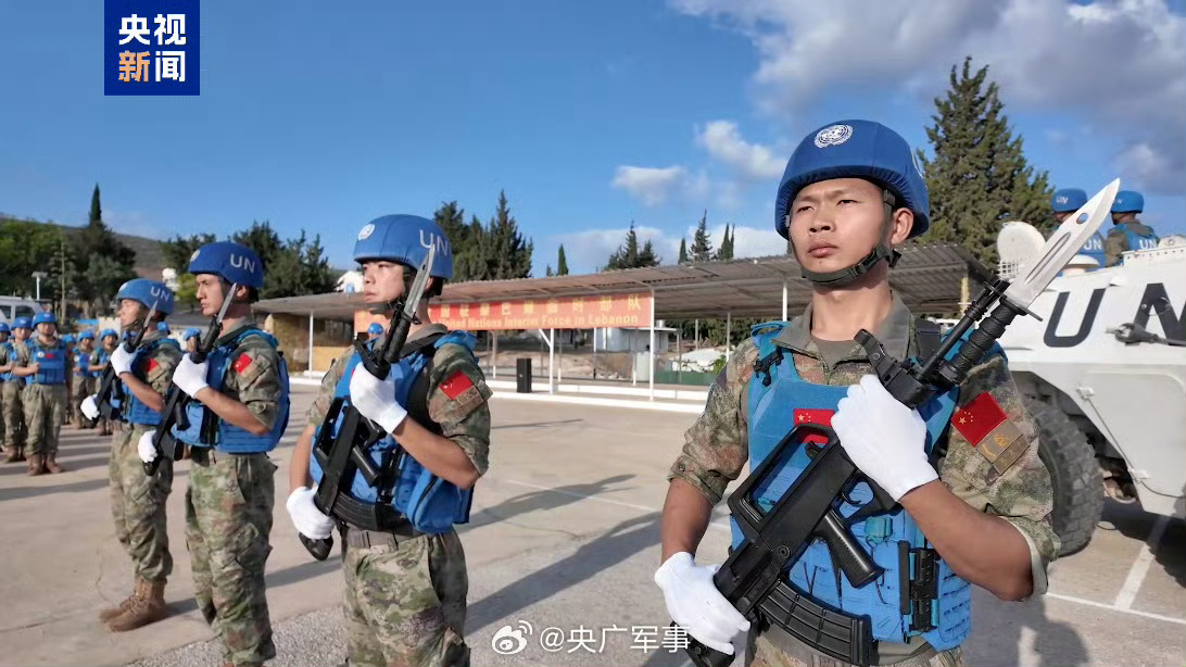 【我赴黎维和官兵缅怀杜照宇烈士】当地时间7月25日，中国第24批赴黎巴嫩维和部队
