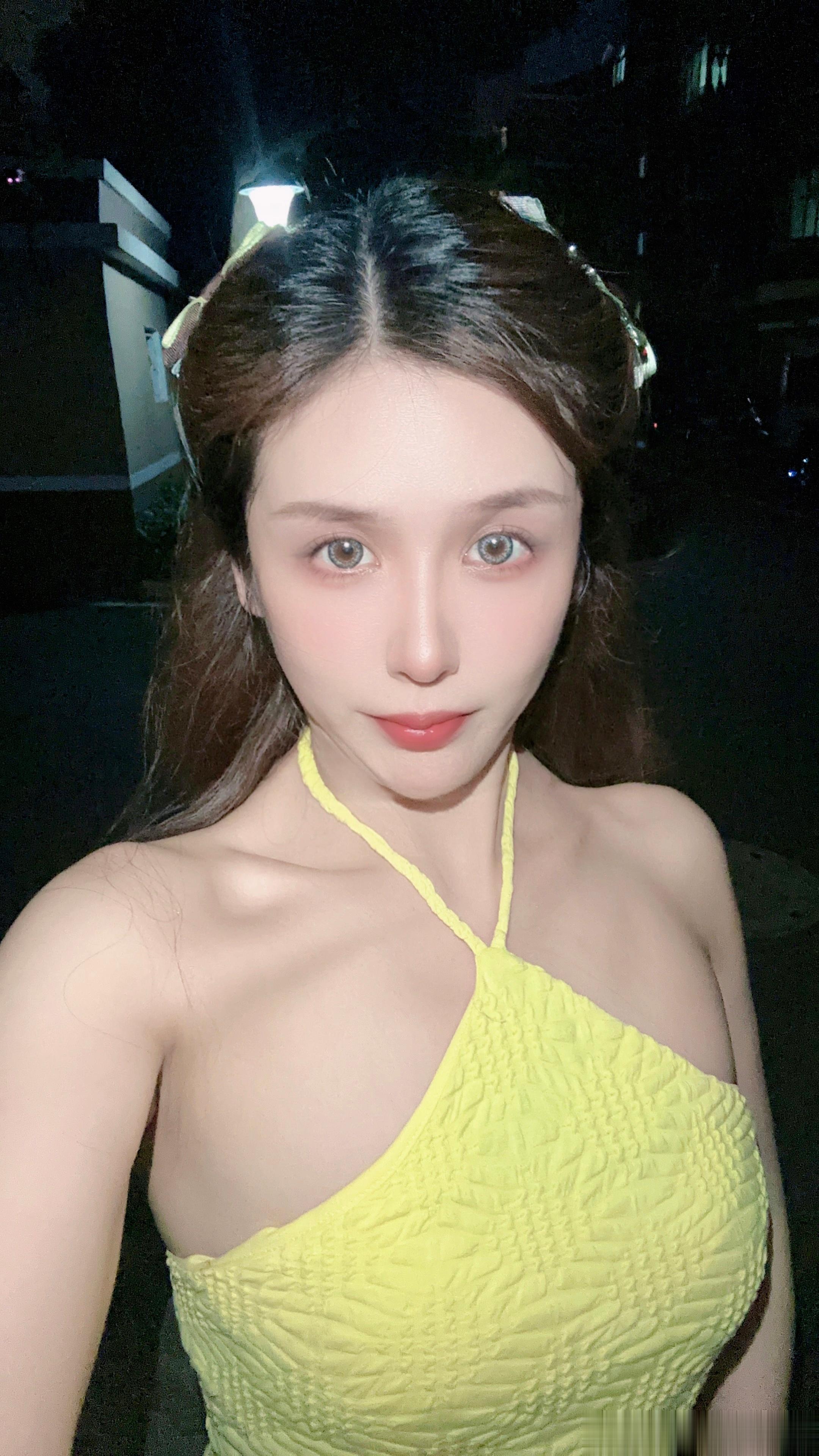 要不要一起去散散步 顺便散散脑子 #月野兔美妞日常##宅男女神#  ​​​