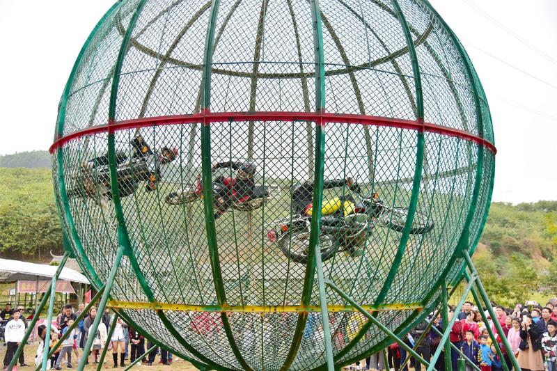 1月18日，武汉极地海洋公园的环球飞车演出出意外了。视频里，骑摩托表演的演职人员