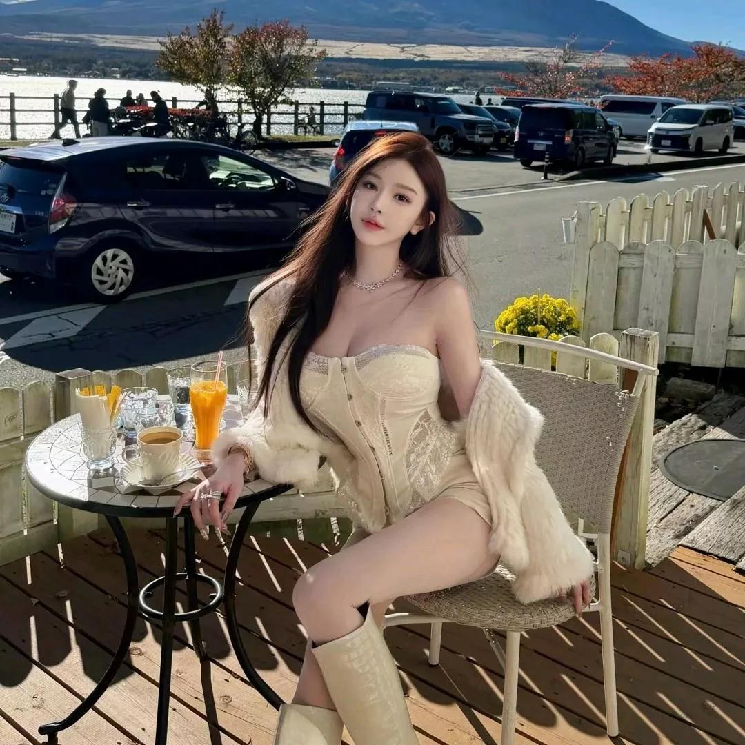 秋日湖畔，甜美少女与咖啡相伴温柔咖啡店美女 温柔咖啡写真 休闲咖啡写真 咖啡柔白