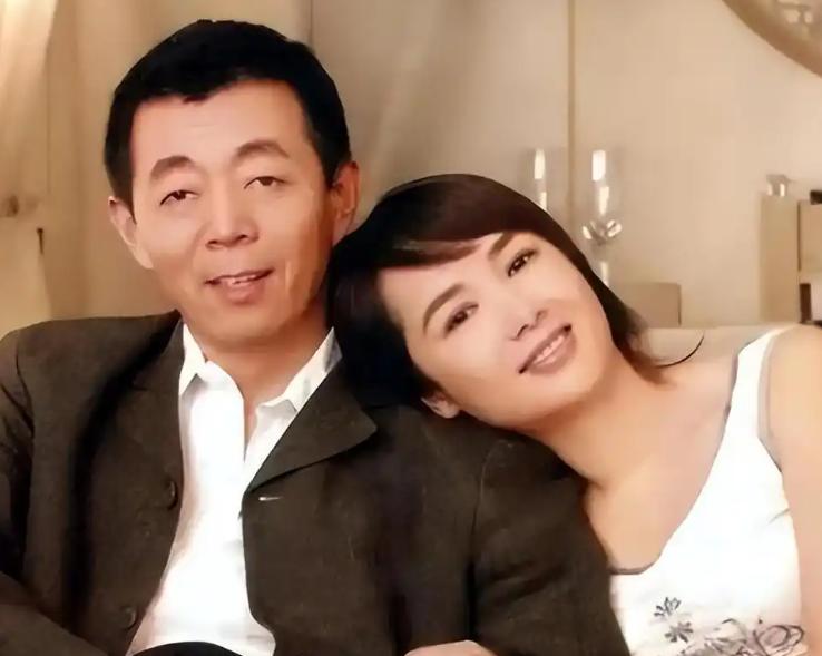 1993年，顾长卫娶了小12岁的女神蒋雯丽，可不到两年，便和张静初闹出绯闻，蒋雯