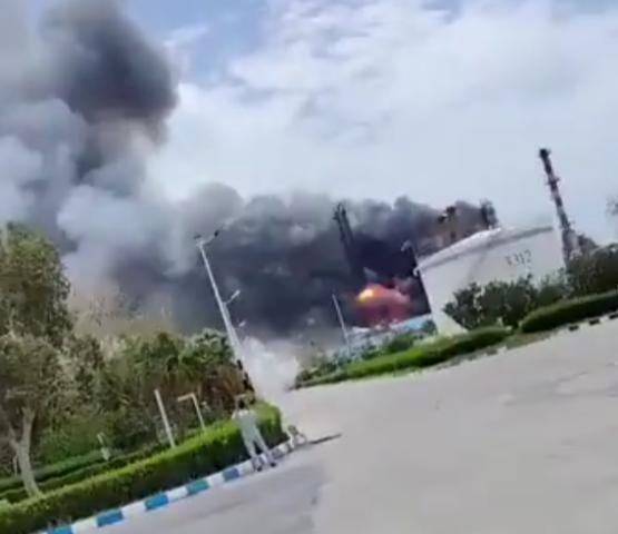 4 月 8 日这天的波斯湾有点不寻常，早上的阳光刚洒在海面上，原本平静的天空就被