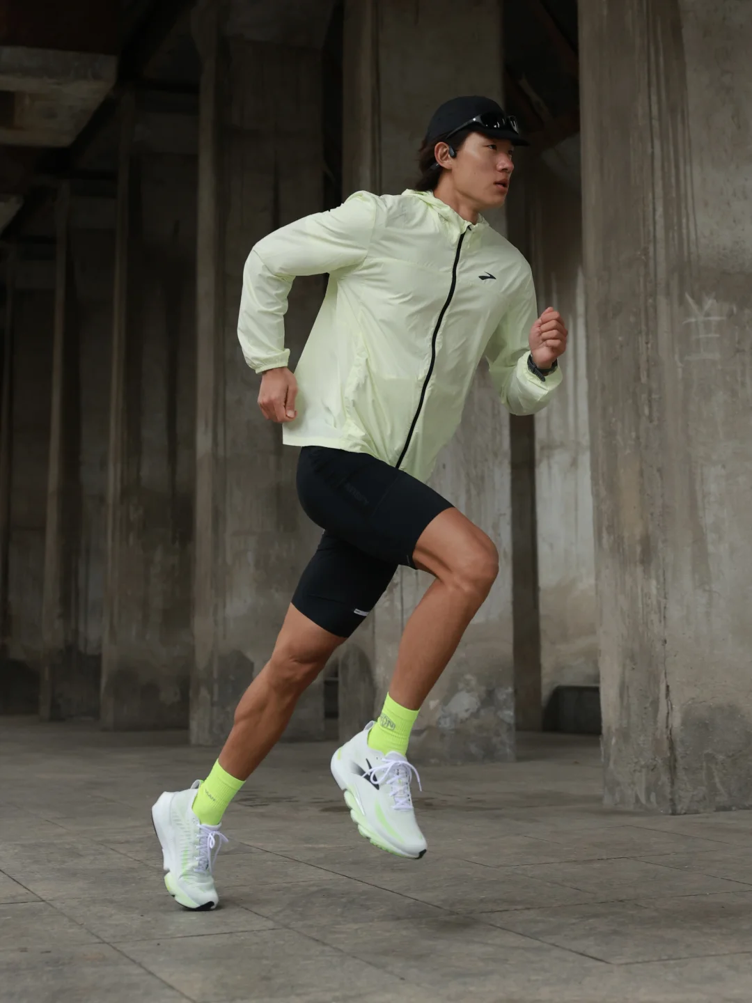 大家还记得那双很「扭」的鞋吗？