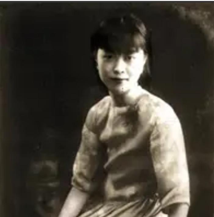 1916 年，清末巨富临终对女儿说 “别成婚，爹爹伴你一世”，她吞尽最后一口生鸦