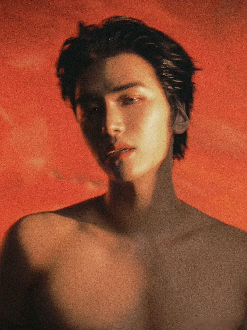 邵子恒好性感 额滴妈呀！我们小恒是真的长开了啊🥵以前还是奶呼呼的小朋友，现在这
