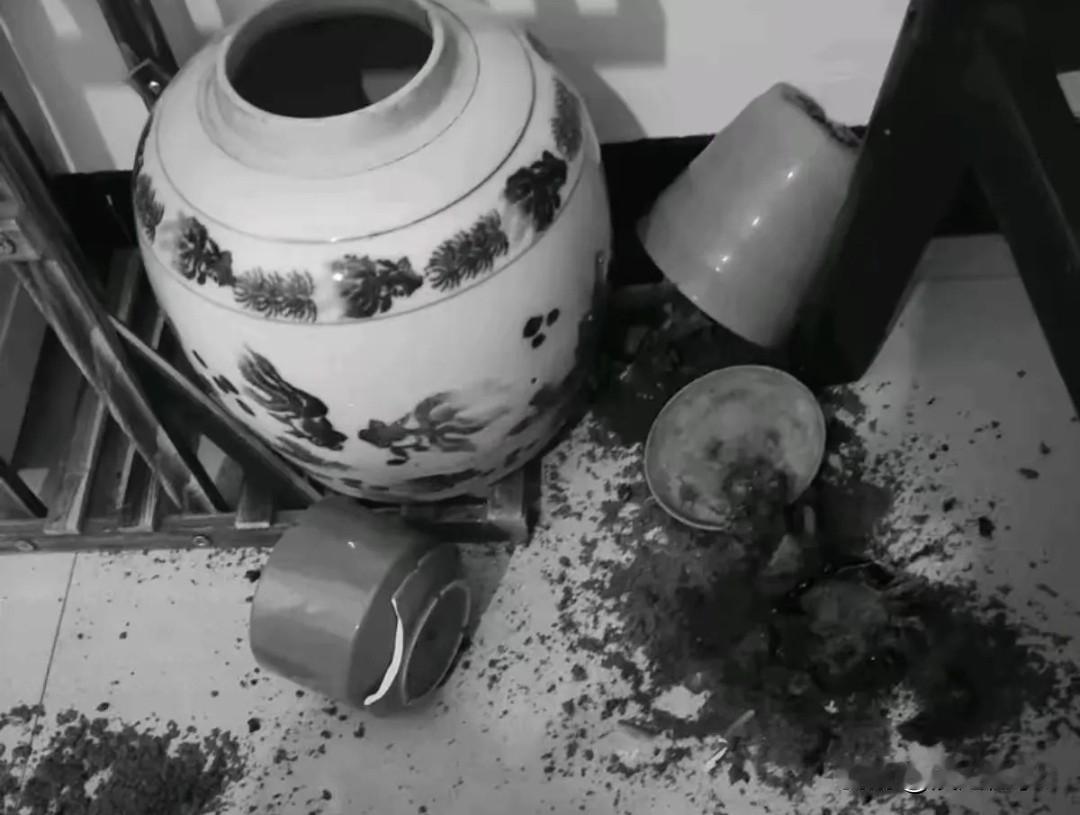 侄子要3万才肯摔老盆，大女儿亲手砸盆送母走
 
山东78岁王奶奶出殡当天，亲侄子