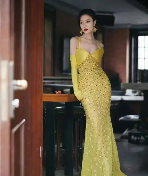 35岁倪妮红毯造型引热议！低胸吊带透出内搭，女星穿衣越穿越大胆 