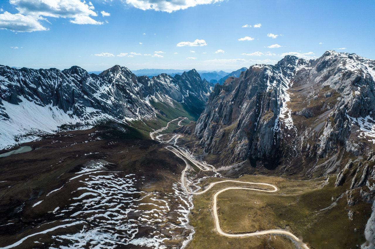 洛克之路眼睛在天堂轮胎在地狱穿越洛克之路，一半磨砺，一半惊艳。没有铺装公路的顺畅