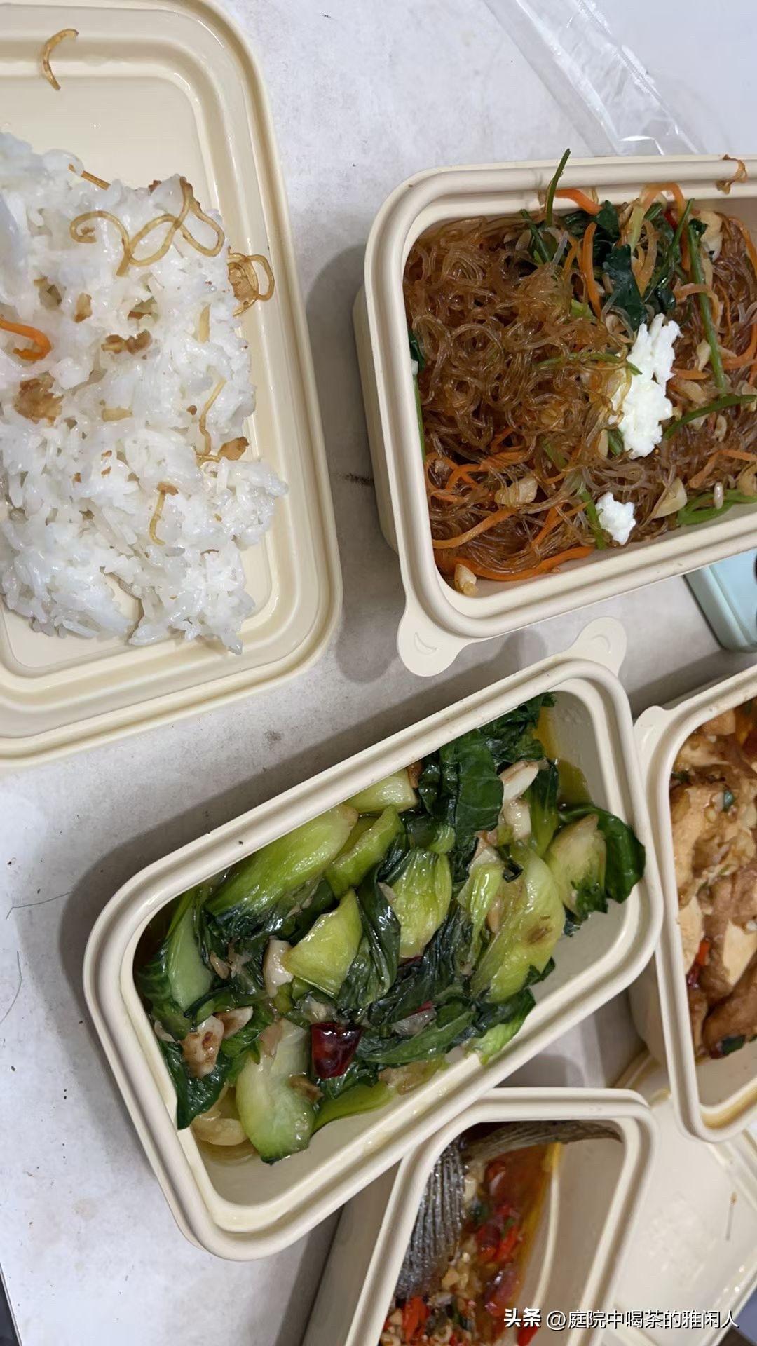 我儿子今年25岁已上班了，每天在家吃饭，我开口让他交点生活费，他却反问谁家孩子在