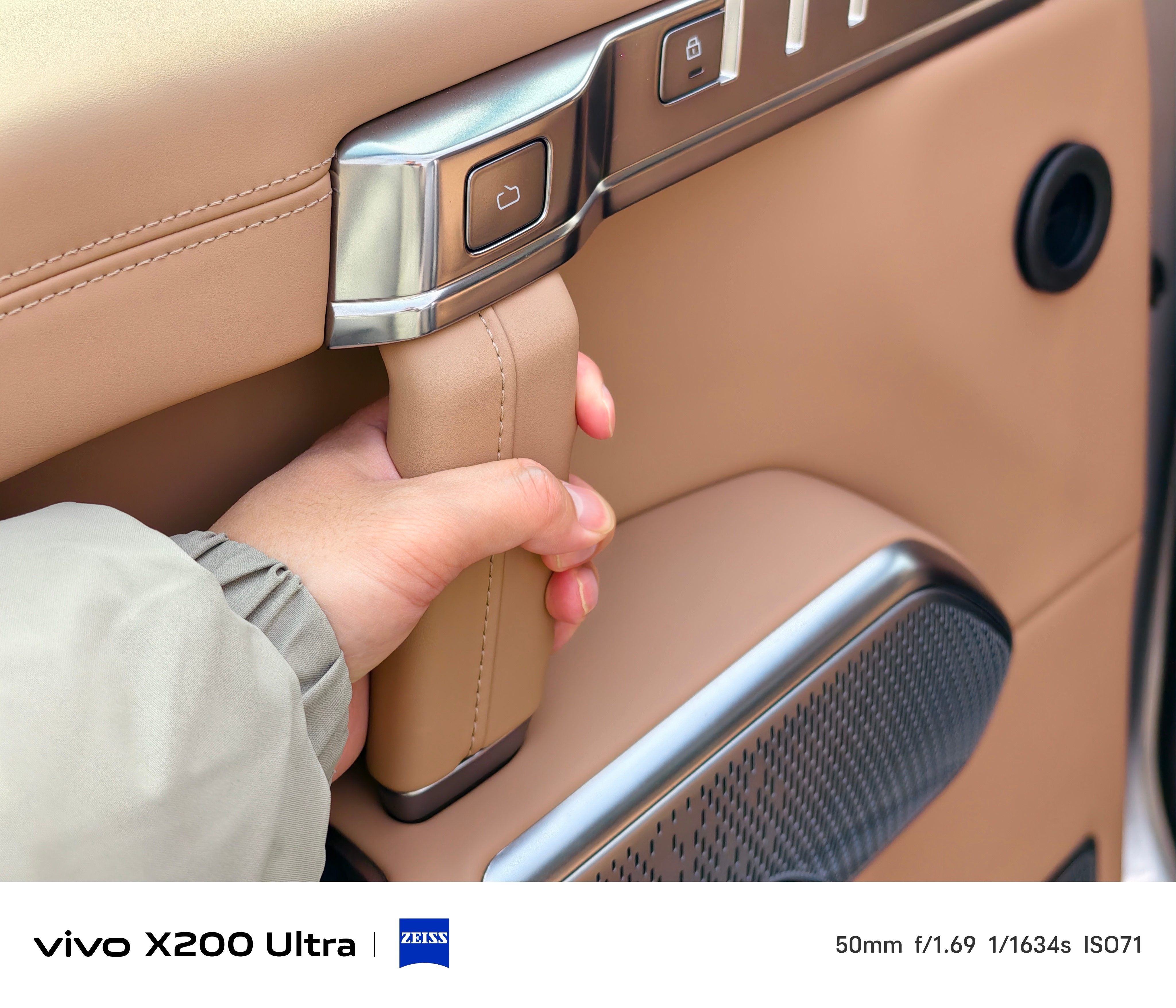 今天开东风猛士M817硬！这外观太硬了！车内门把手我很喜欢手枪造型关门还有上膛声