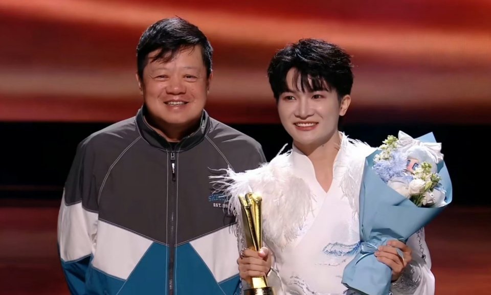 周深鞠躬送马东下台 礼仪满分，永远都谦逊有礼貌的周深，怎么能不招人喜欢呢！阅文I