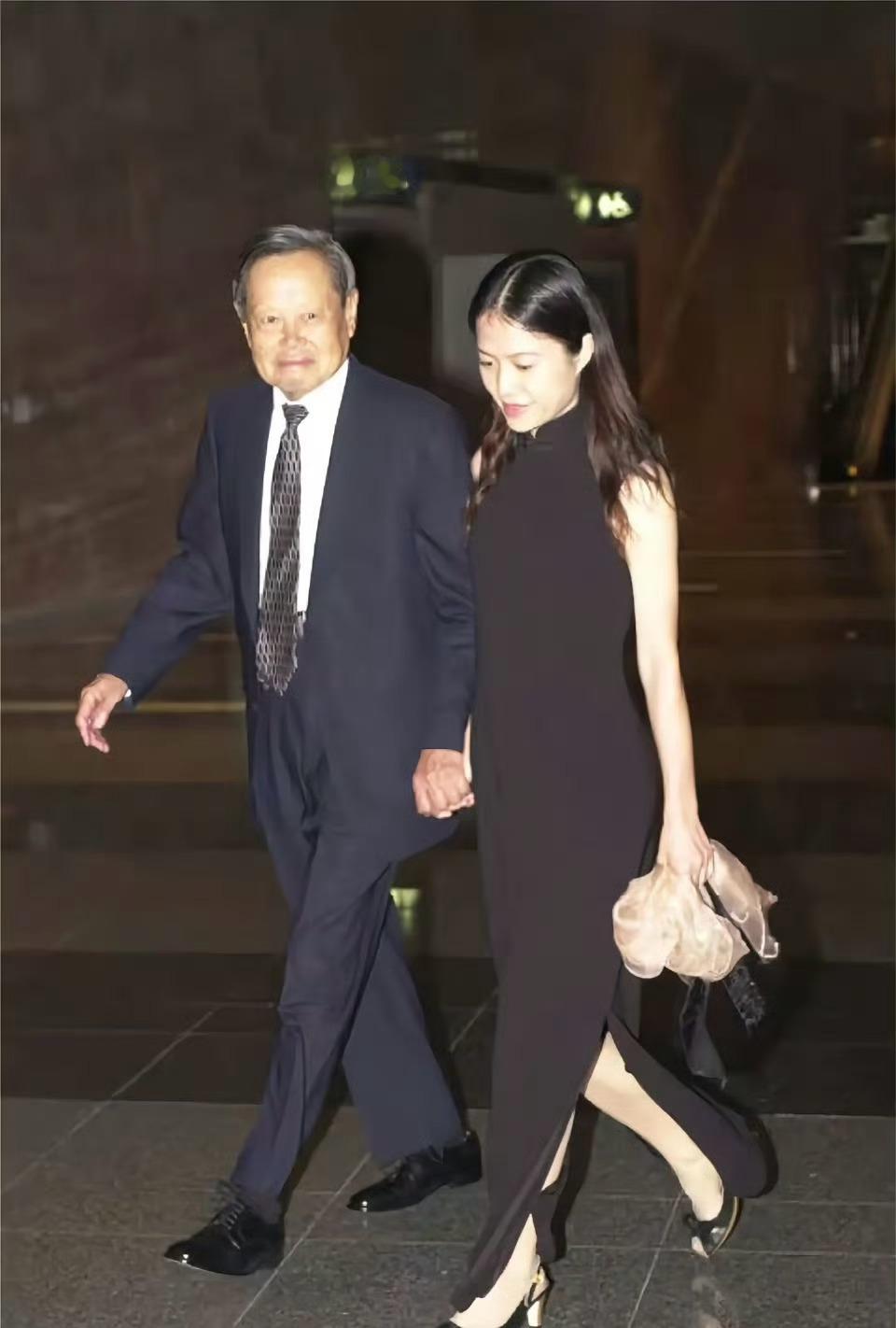 翁帆大一时认识杨振宁他俩认识的时候，杨振宁73岁，翁帆19岁，真是跨越时代的爱情