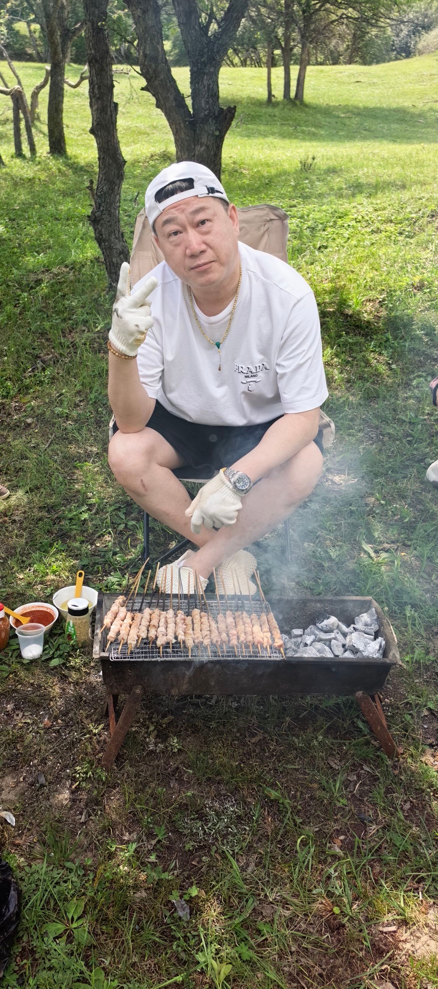 伦哥一直是烧烤师傅。 
