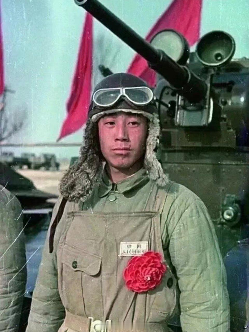 真实的早期中国人民解放军坦克兵的照片 解放战争初期，中共军队基本没有装备坦克，直