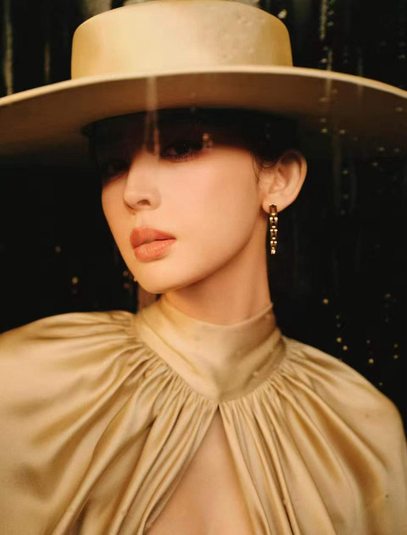 娜扎大帽檐娜扎挂脖羊腿袖造型 挂脖设计露出优越的肩颈线，羊腿袖增添戏剧感，大帽檐