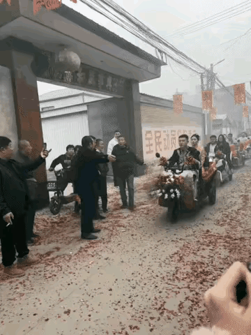 今日头条上爆料出这么一件令人感动的事情。说的是有一对年轻人结婚，没有效仿其他人的