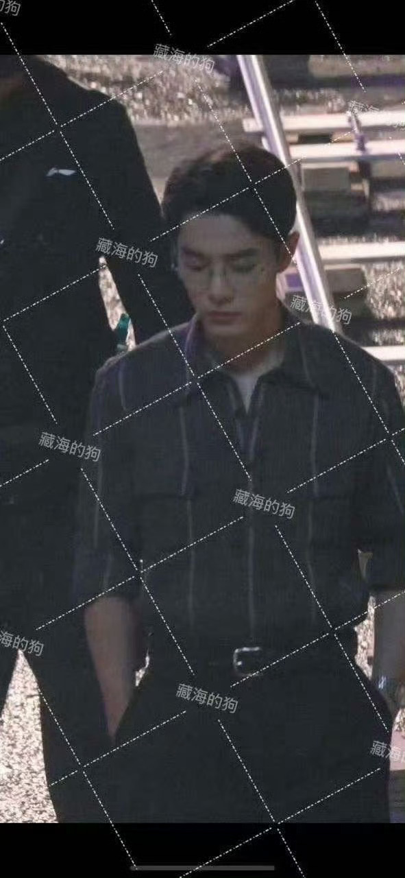 路透的眼镜比官宣那张好看，很少爷[色] ​​​