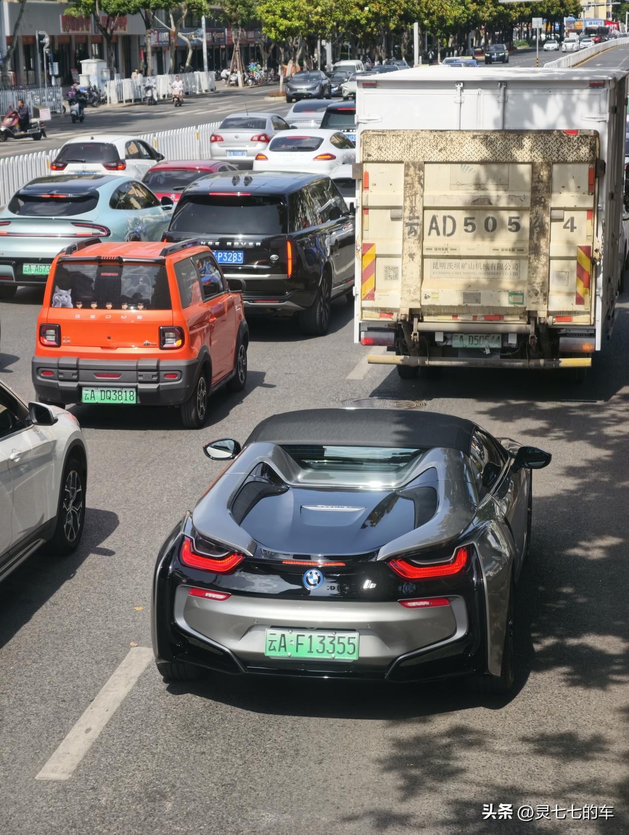 国外汽车品牌到底能不能造出优秀的新能源电车？路上偶遇了13年前就发布的宝马i8，