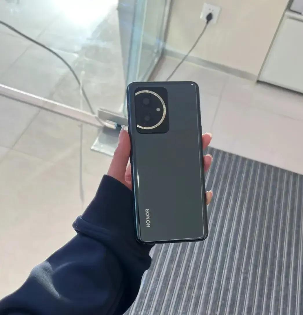 荣耀100真是超赞！它采用了越级直屏和超聚光影像技术，不仅操作起来流畅自如，触感