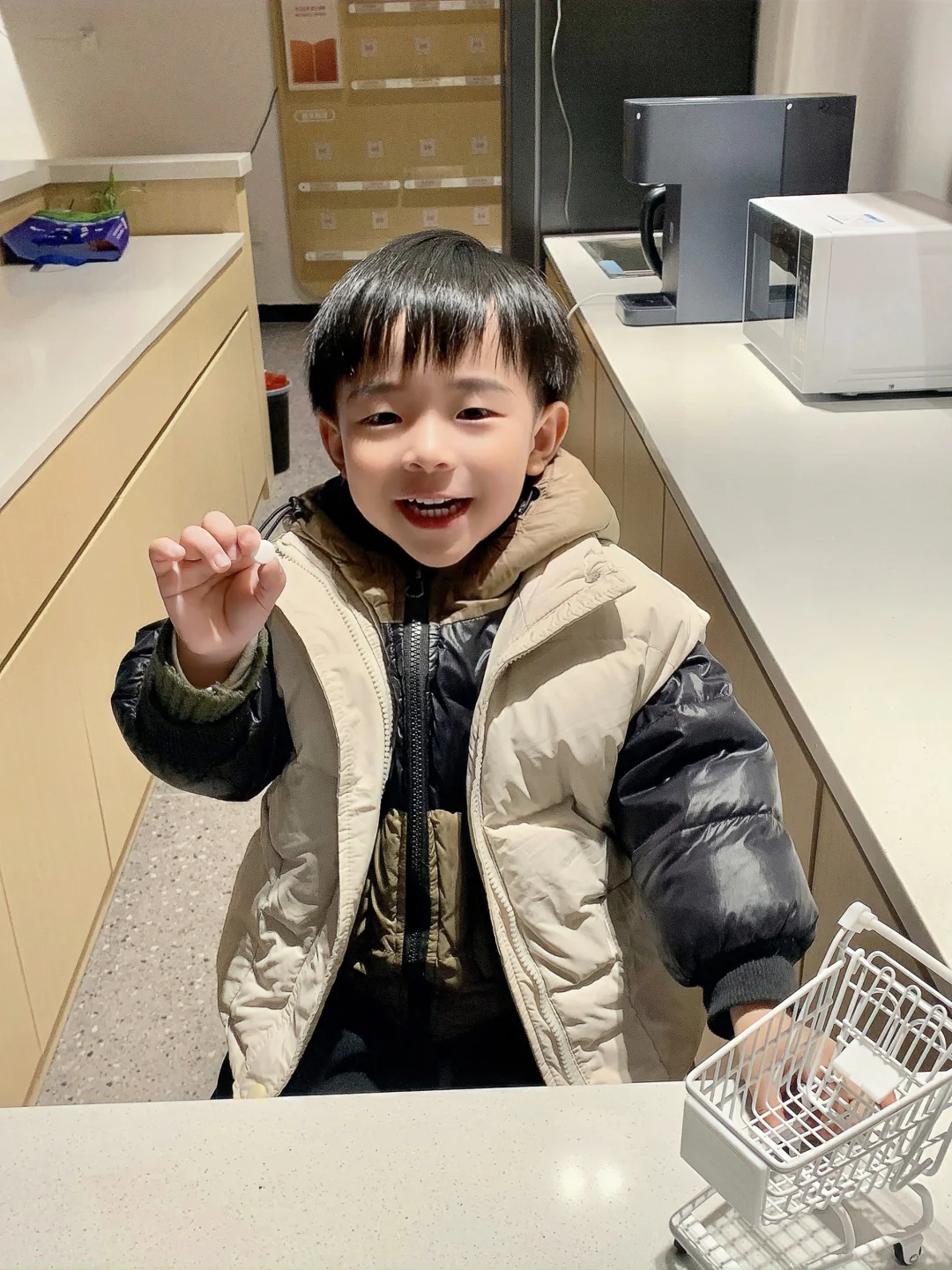 爱笑小男孩的健康牙齿好搭档