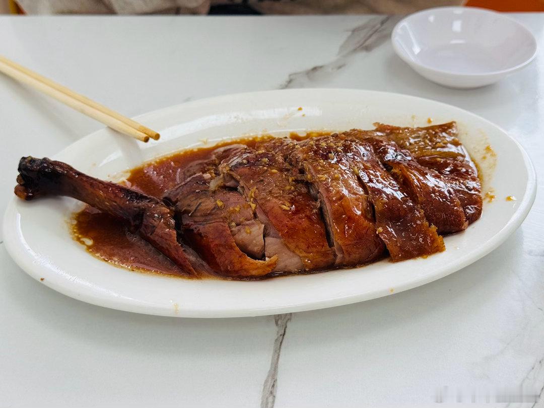 这是一根鹅腿，在广东惠州这里卖35一根 