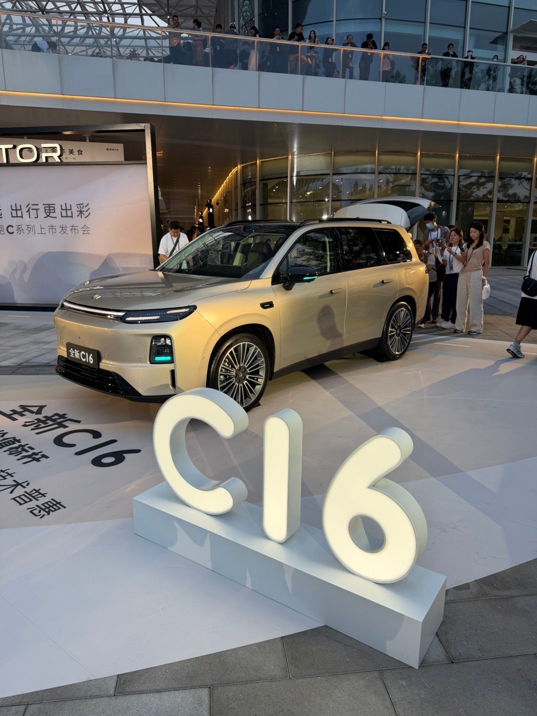 不得不说零跑全新C系列上市发布会，属实太会玩了，直接把一众金华地道美食搬到现场。
