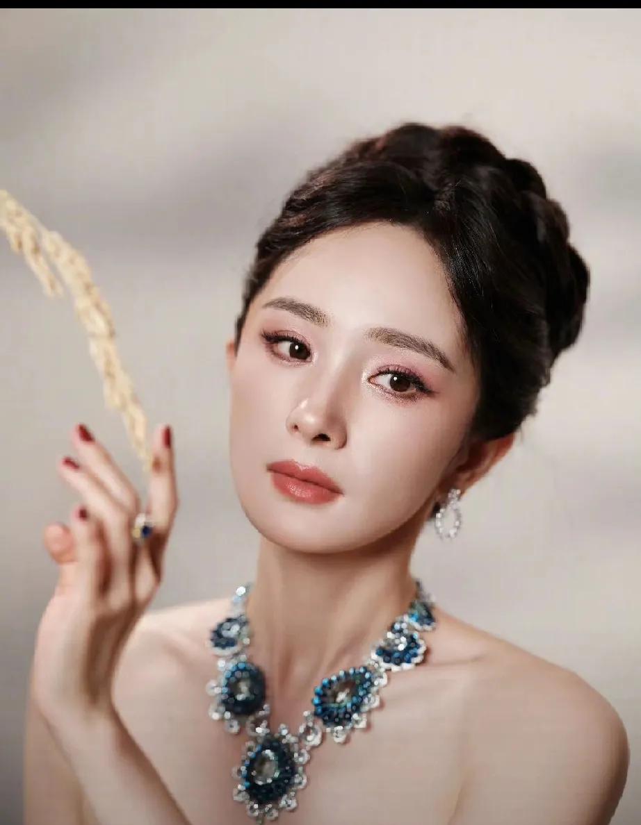 杨幂微博视界大会杀疯啦！身着Tony Ward 2025秋冬定制湖蓝抹胸刺绣礼服