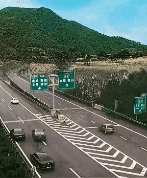 错过了变道口，便只能一路向前。这个视频堪称血的教训，有人试图折返，却被大货车……