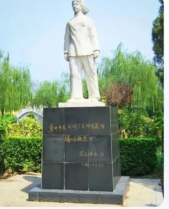 杨岭梅，被誉为“冀中平原刘胡兰式的女英雄”。

敌人将她扒光衣服游街示众，在东门