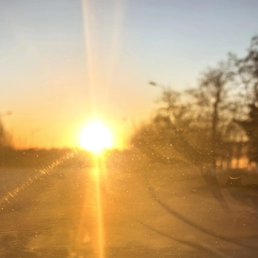 今天的太阳是纯金色的[机智][机智][机智]