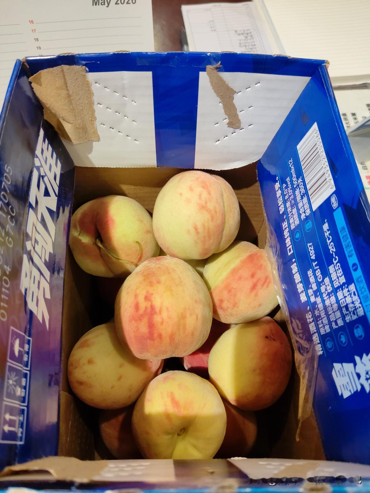 今天给我远在安徽的小姑姐寄了一点，我们这边的当季水果，李子和脆皮桃过去……

小